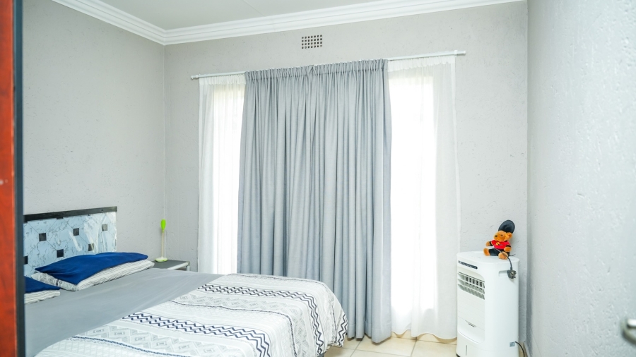 8 Bedroom Property for Sale in Flamwood North West